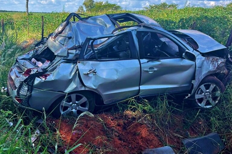 Homem é socorrido após capotar veículo em estrada de Iporã neste domingo