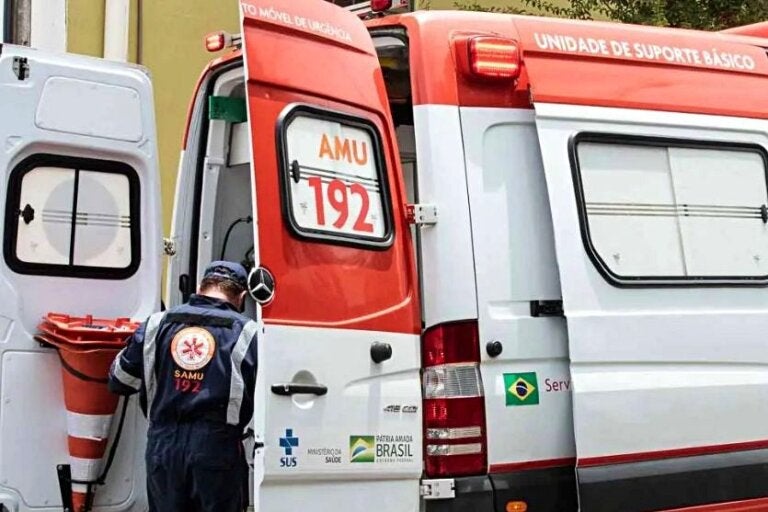 Homem em surto anda sobre telhados de casas e arremessa telhas em Umuarama