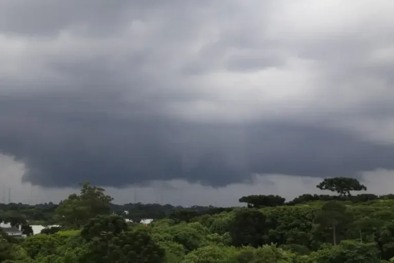 Inmet emite alerta de tempestade severa para Umuarama e outras 259 cidades do Paraná