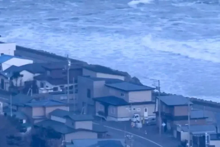 Terremoto de magnitude 7,5 atinge o Japão e provoca tsunami no norte do país