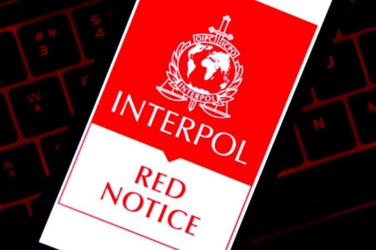 Entenda a lista da Difusão Vermelha da Interpol e como nomes são incluídos nela