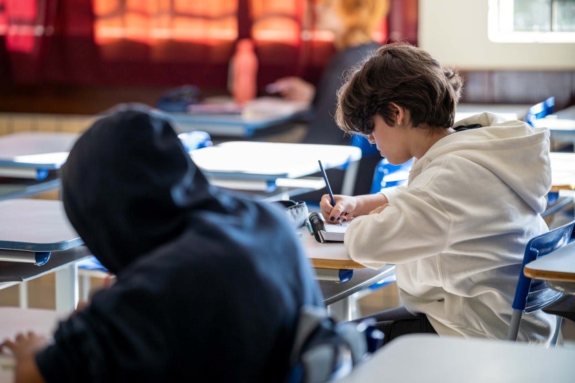 Alunos na sala de aula para ilustrar matéria sobre prazo de isenção na taxa de inscrição do Enem.