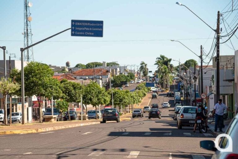 Motorista é preso por embriaguez após colisão contra veículo estacionado, em Mariluz
