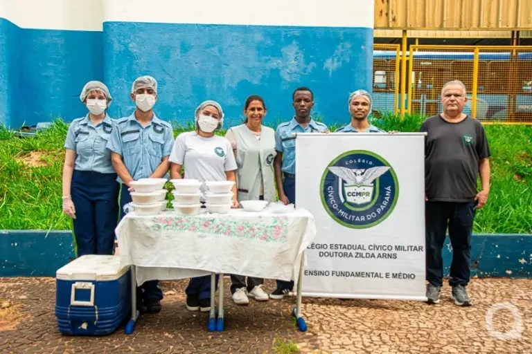 Ação solidária: alunos distribuem marmitas próximo à antiga rodoviária