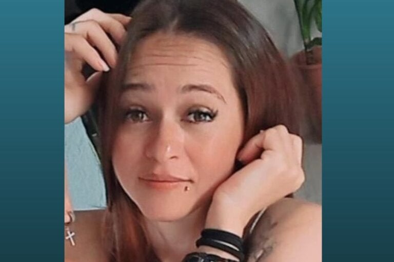 Mayara Santos em pose fotográfica para instagram com a mão direita no cabelo e a outra no rosto. Está maquiada, olhar fixo para a câmera, como uma modelo.
