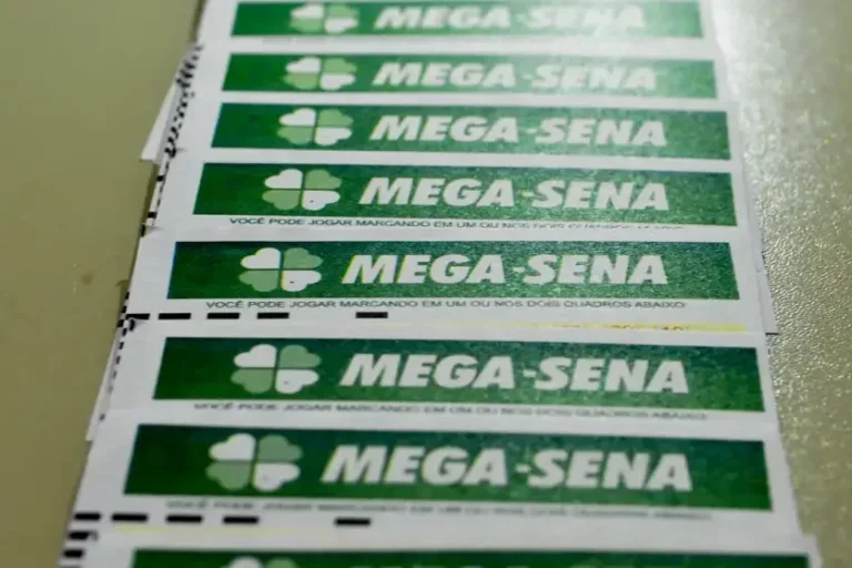 Vários bilhetes da Mega-Sena dispostos em cascata, para ilustrar a matéria do prêmio do sorteio estar acumulado em R$ 130 milhões.