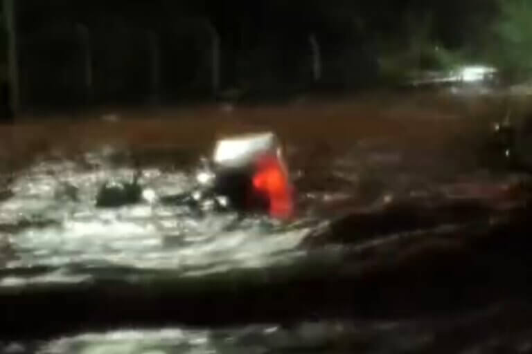 Motoboy quase é arrastado e perde moto para correnteza após córrego transbordar em Maringá