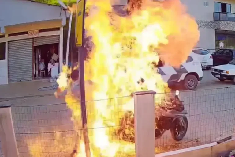Morre mãe que tentou impedir filho de incendiar moto durante abordagem; vídeo