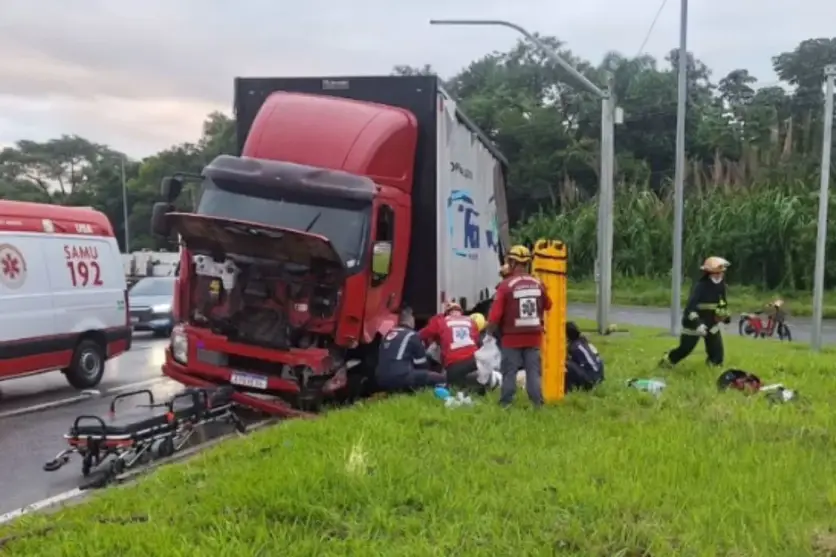 VÍDEO: Caminhoneiro é ejetado durante acidente e atropelado pelo próprio veículo