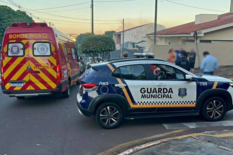 Umuarama: Mulher fica ferida após colisão entre carro e moto na avenida Paraná