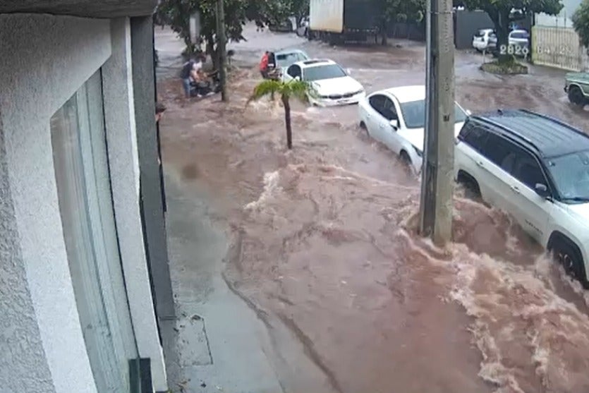 Imagens dos moradores que resgatam motociclista ilhado no Centro de Umuarama durante as fortes chuvas desta quarta-feira (29).