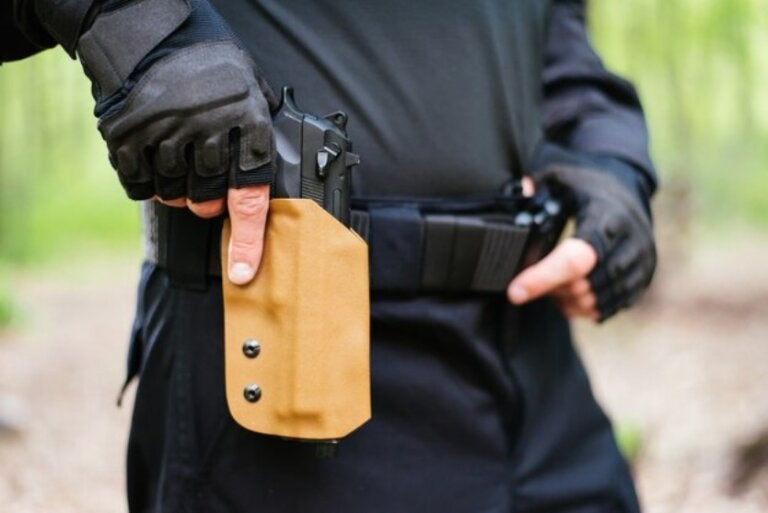 Homem com arma no coldre para ilustrar matéria sobre profissões que podem ter porte legalizado no Brasil.