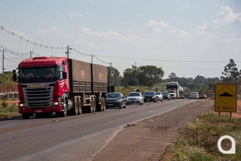 Foto de caminhões e carros na PR-323, em Umuarama, para ilustrar a matéria sobre a prévia da inflação puxada por combustíveis e alimentos.
