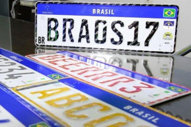 Projeto avança e placa Mercosul pode voltar a mostrar cidades e estados