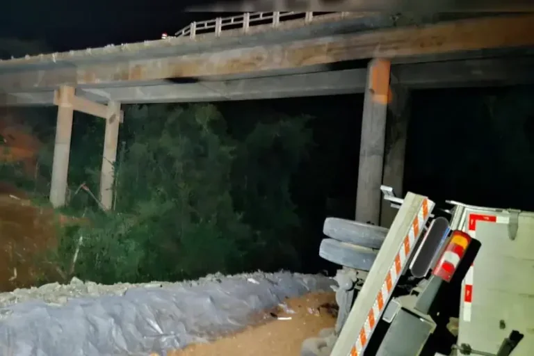Motorista é resgatado após caminhão despencar de ponte na PR-445
