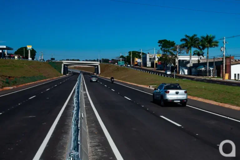 Feriado de Tiradentes deve aumentar fluxo nas rodovias do Paraná e exige planejamento