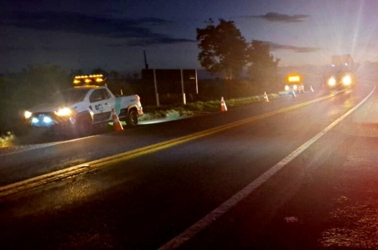 Quatro pessoas ficam feridas após carro sair da pista da PR-323, bater em árvore e capotar