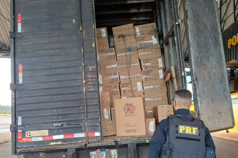 PRF apreende maconha após perseguição e retira 200 mil maços de cigarros do crime