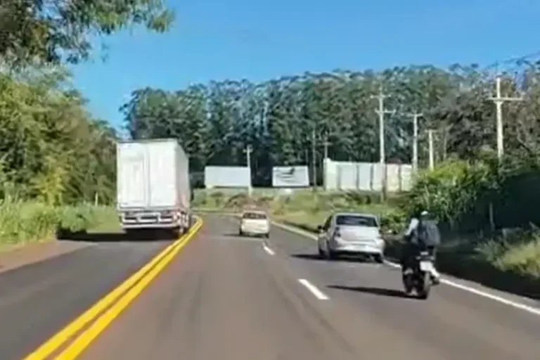 PRF flagra caminhoneiro em ultrapassagem perigosa na BR-163; veja o vídeo