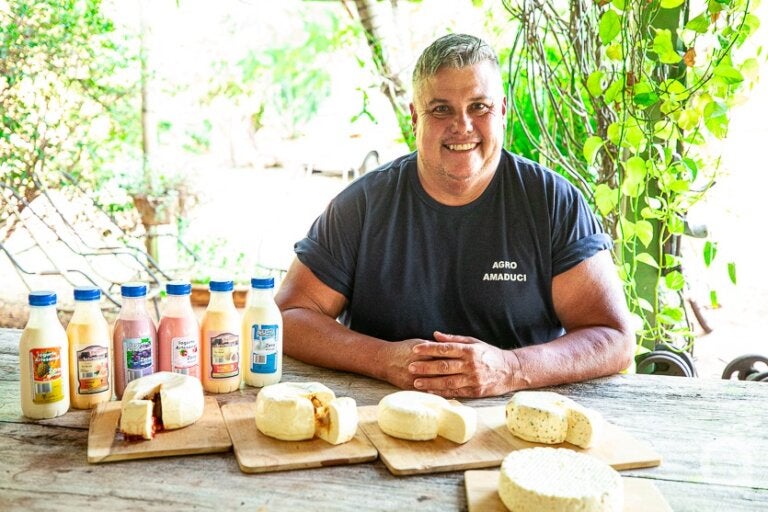 Do leite à marca própria: Produtor de Perobal aposta em iogurte artesanal e diversifica negócio