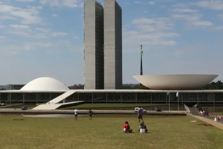 Praça dos Três Poderes, em Brasília, para ilustrar a matéria sobre a mudança da votação da PL da Dosimetria.