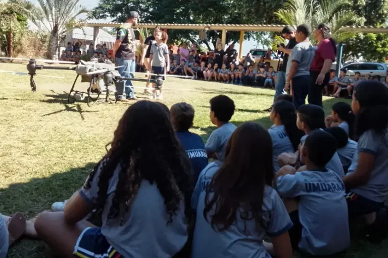 Aula de robótica com drone agrícola surpreende alunos da Escola Ouro Branco