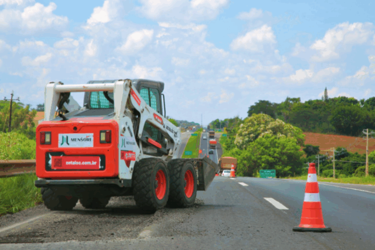 Concessionária trabalha na rodovia PR-323 em Tuneiras do Oeste e Tapejara nesta quarta