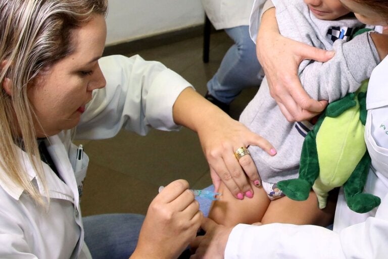 Secretaria da Saúde alerta para importância de vacinar as crianças contra a meningite