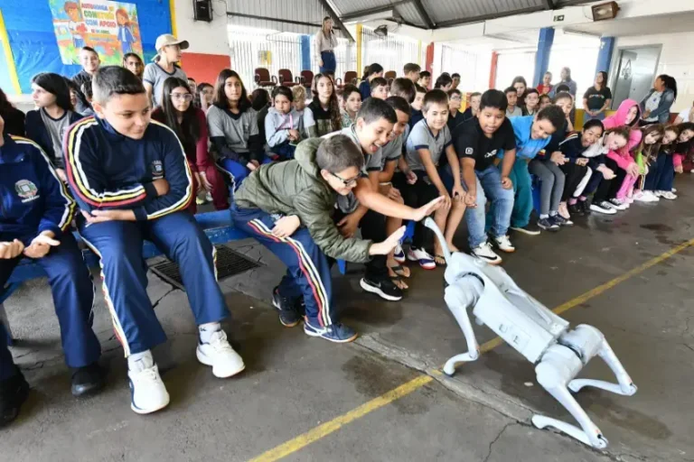 Tecnocão encanta alunos da rede municipal durante visitas às escolas