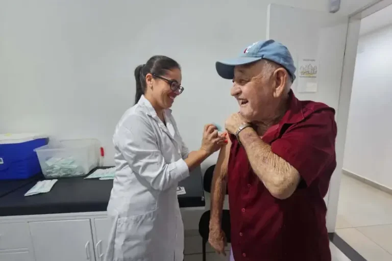 Vacinas contra gripe e Covid-19 reduzem risco de infarto e AVC, alerta Secretaria da Saúde