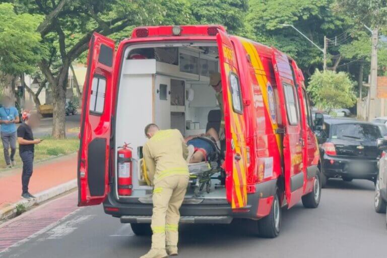 Idosa é atropelada por carro na faixa de pedestres na Praça Anchieta em Umuarama
