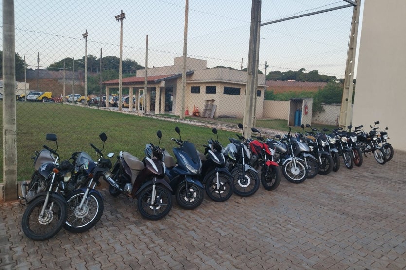 Operação Pinçamento recolhe 15 motos e aplica 32 multas no centro de Umuarama