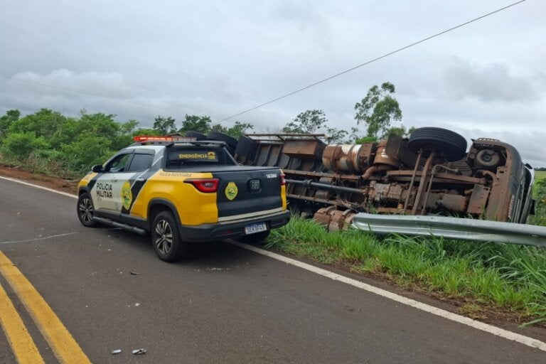 Caminhão tomba e motorista fica ferido na PR-482 em Nova Olímpia