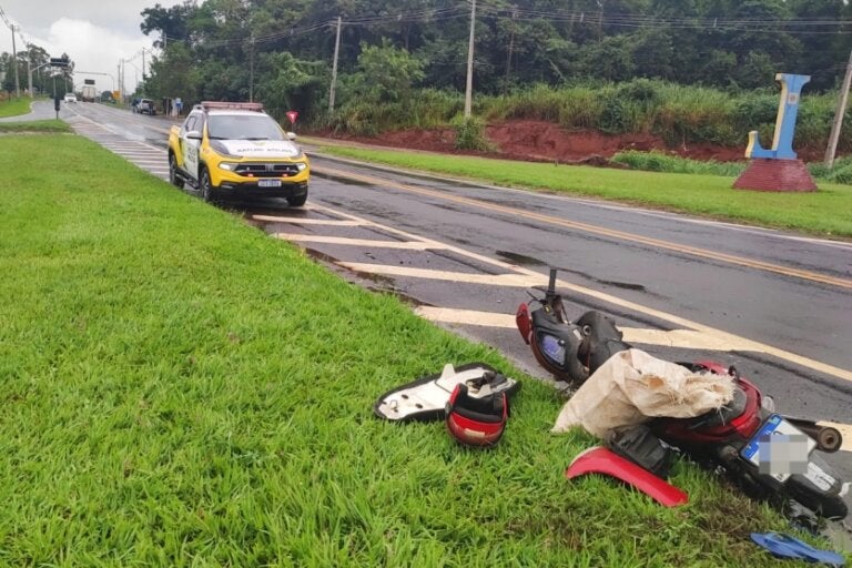 Colisão entre Hilux e motoneta deixa ferido na PR-082 em Terra Boa