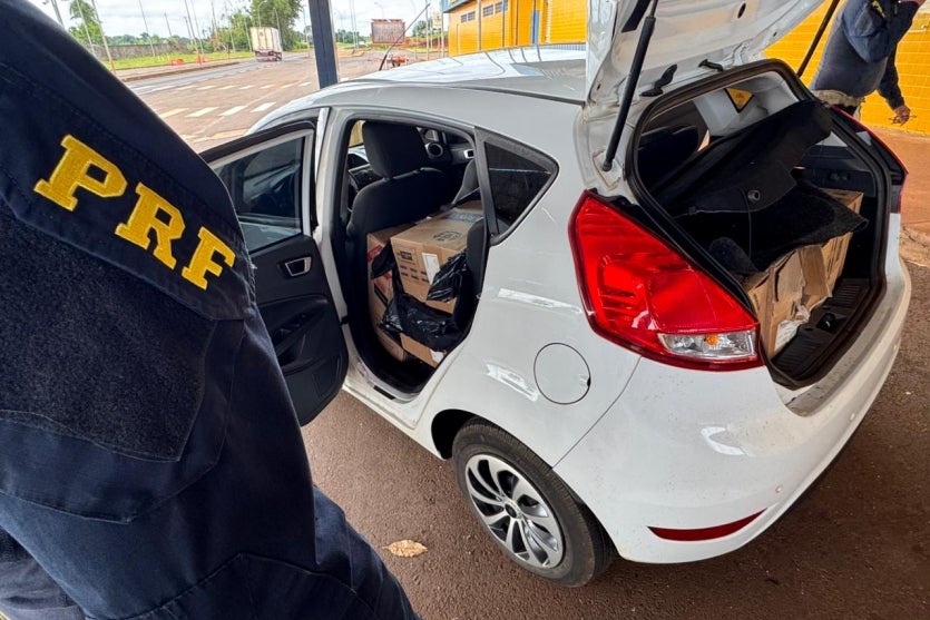 PRF prende homem por contrabando de cigarros após tentativa de se esconder em posto de Guaíra