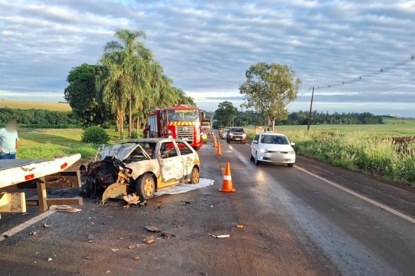 Colisão traseira faz carro pegar fogo na PR-317 e deixa três feridos em Campo Mourão