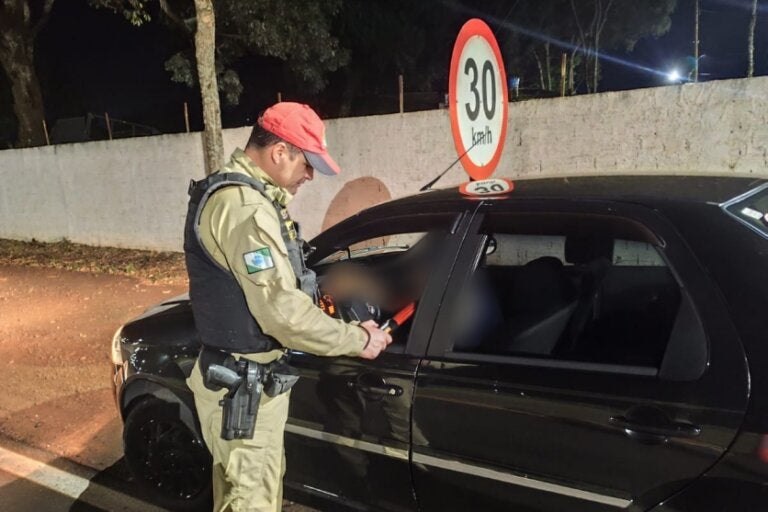 Operação Lei Seca fiscaliza 99 veículos na região de Iporã e prende motorista com droga