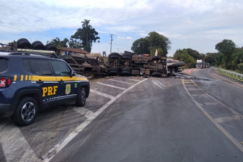 Acidente na BR-476 resulta em duas mortes após caminhão invadir pista contrária