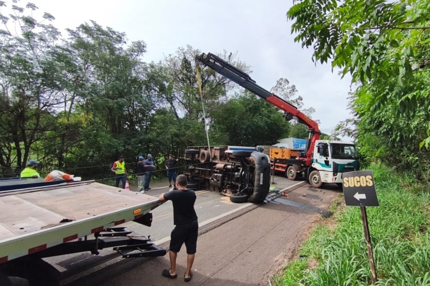 Tombamento de caminhão deixa motorista ferido e bloqueia totalmente a PR-323 em Lovat