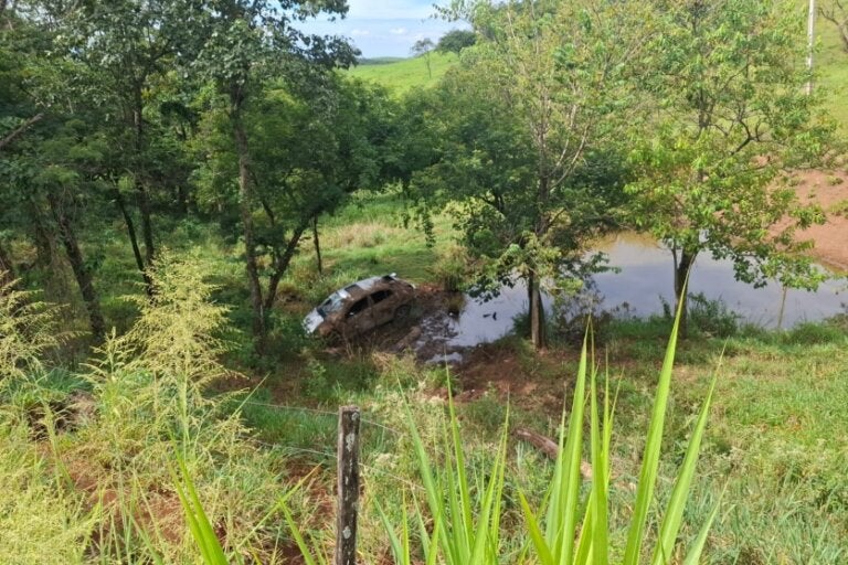 Capotamento na PR-549 deixa jovem ferida após queda de veículo em ribanceira