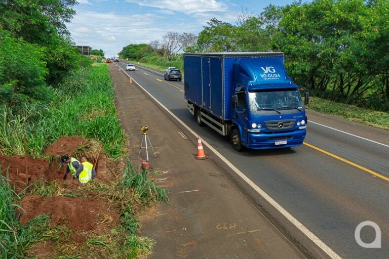 Instalação de pedágio eletrônico avança na PR-323 entre Umuarama e Perobal