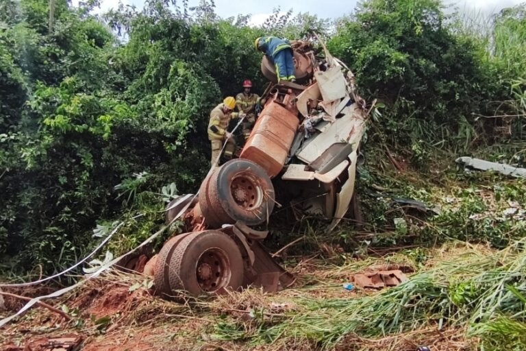 Condutor de carreta morre entre as ferragens do veículo após capotamento entre Ivaté e Icaraíma