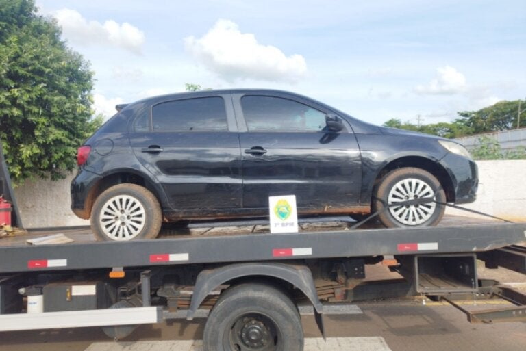 PM recolhe veículo abandonado na PR-180 com marcas de tiros, em Cruzeiro do Oeste