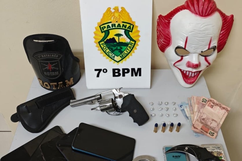 Homem foge algemado da Rotam mas é preso com drogas e arma em Cruzeiro do Oeste
