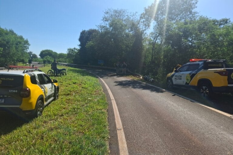 Caminhão carregado com carnes capota na PR-458 e deixa três feridos