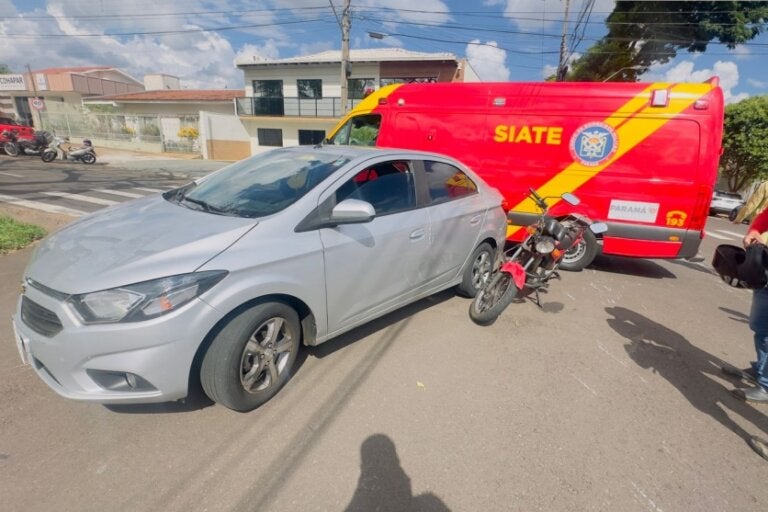 Carro cruza preferencial e derruba motociclista em cruzamento no Centro de Umuarama