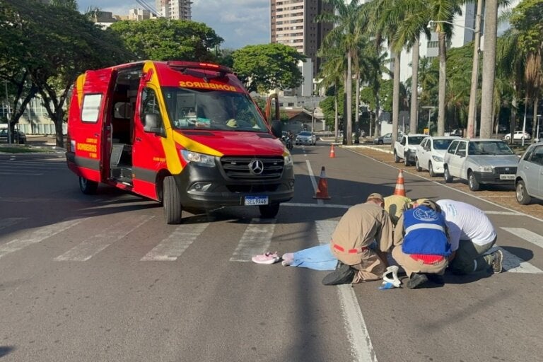 Atropelamento perto da Prefeitura de Umuarama deixa mulher ferida