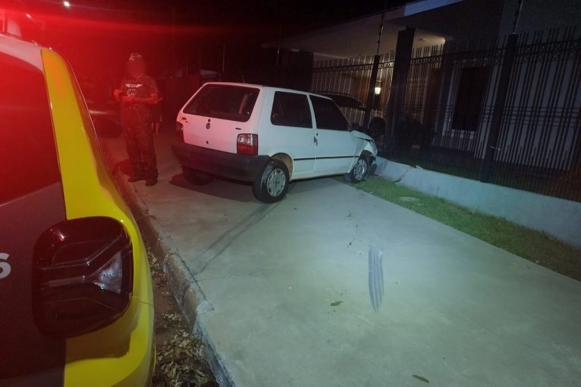Motorista embriagado atinge casa no Centro de Xambrê e acaba preso pela PM