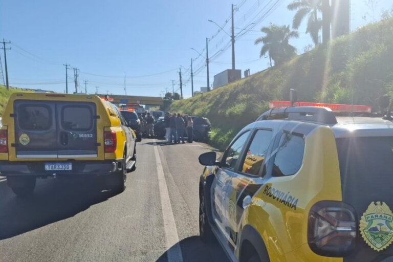 Caminhão carregado com etanol tomba e incendeia a PR-180 em Cruzeiro do Oeste