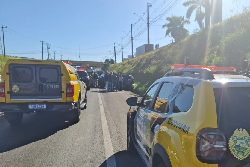 Caminhão carregado com etanol tomba e incendeia a PR-180 em Cruzeiro do Oeste